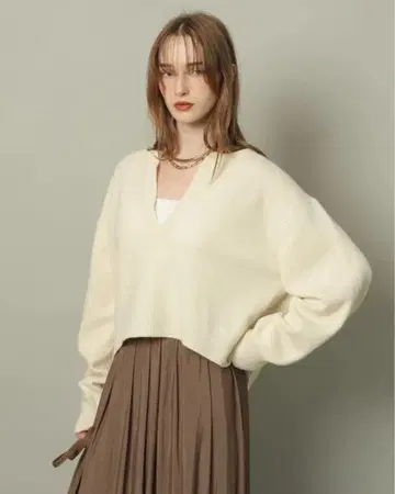 이번 시즌 새상품 카듀네 CADUNE 아쿠아 깊은 V넥 니트 오프화이트