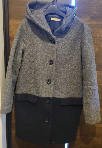 후드 부착 그레이와 블랙 롱 코트