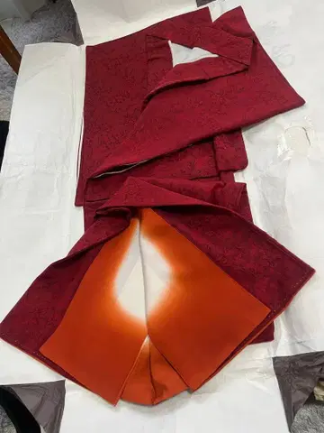 빨간색 무늬 코몬 기모노