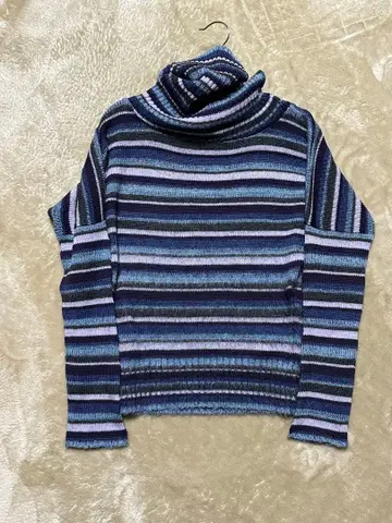 보더 터틀넥 니트