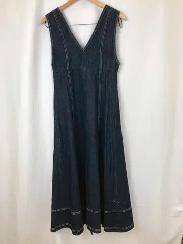 다크 데님 V넥 슬리브리스 원피스