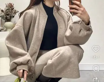 플러시 트리밍 자켓과 스커트 셋업