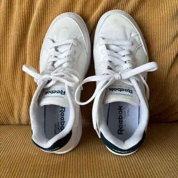 Reebok 화이트 스니커즈