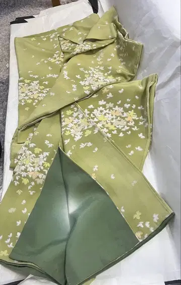 연한 녹색 꽃무늬 호몬기