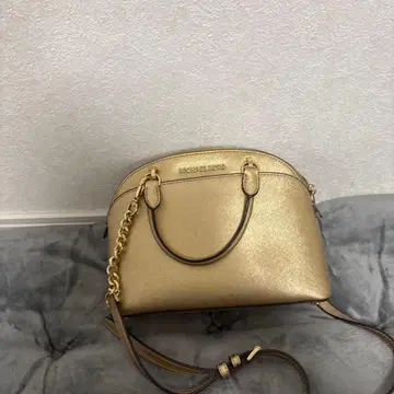 MICHAEL KORS 골드 숄더백