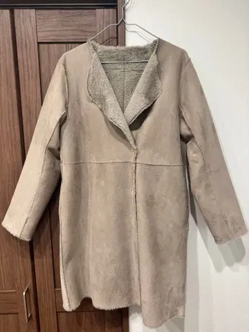 무스탕 베이지 코트