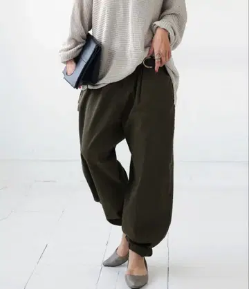 느슨한 커브 팬츠 서커스 팬츠 카키 / ANTIQUA