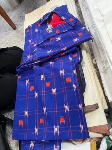 파랑과 빨간색의 체크 무늬 기모노