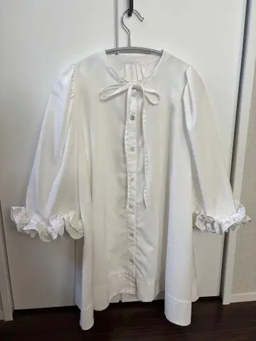 화이트 리본 포함 프릴 소매 셔츠