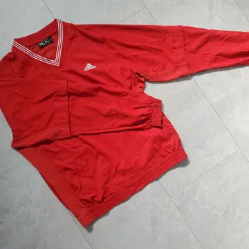 adidas 레드 V넥 긴팔