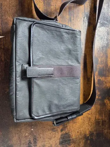 TAKEO KIKUCHI 가죽 숄더백 사선 블랙 대용량