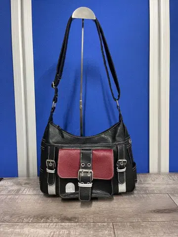 블랙과 빨간색의 숄더백
