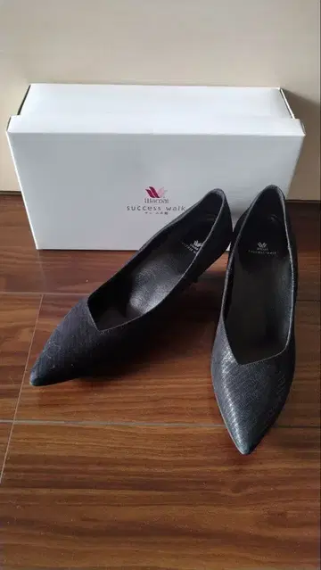 Wacoal의 SUCCESS WALK 블랙 펌프스 낮은 힐