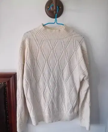 아이보리 다이아몬드 편직 니트 스웨터