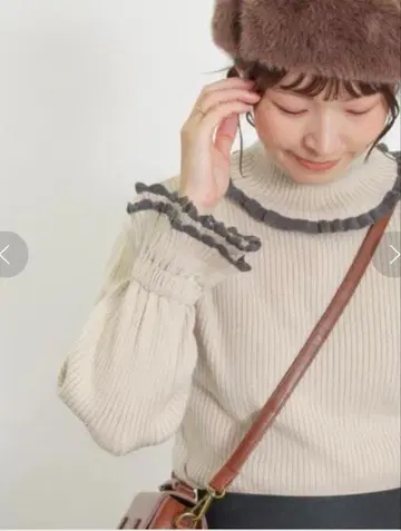 사만사 모스모스 스캘럽 배색 터틀 니트