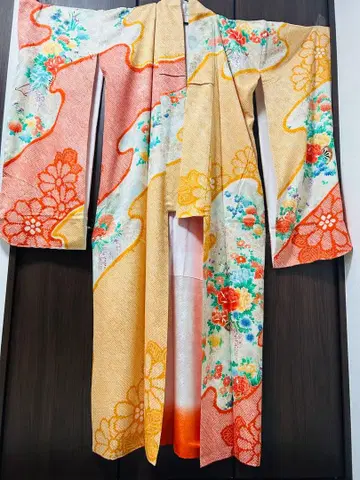 옐로우 컬러와 오렌지 컬러의 파도와 꽃무늬 긴팔 기모노