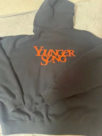 Younger Song 후드 부착 후드티 블랙