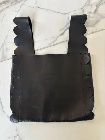 라들로 스캘럽 백