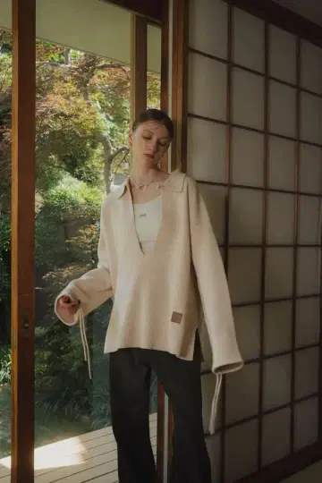 knuthmarf 슬릿 넥 루즈 니트