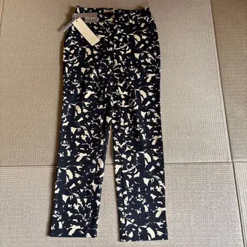 B-Three 캐주얼 팬츠 블랙과 아이보리 패턴