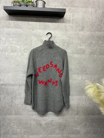 [ 새상품 ] 그레이 니트 스웨터 하이넥 귀여운 로고 자수 따뜻한 스웨터