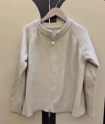 크림색 지퍼 니트 스웨터