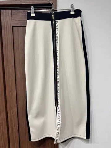 아이보리와 블랙의 타이트 스커트