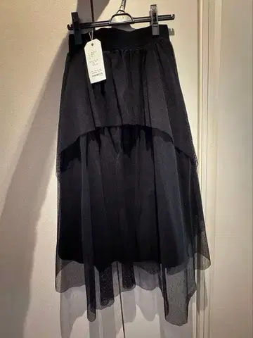 support surface 블랙 레이어드 스커트