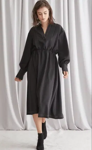 STUDIOUS 크레이프 새틴 스티치 칼라 원피스