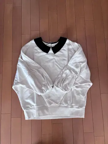 MAGALI 카라 부착 화이트 맨투맨