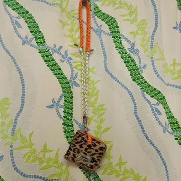 새상품급 niko and - 레오파드 무늬 오렌지 지갑 스트랩 포함