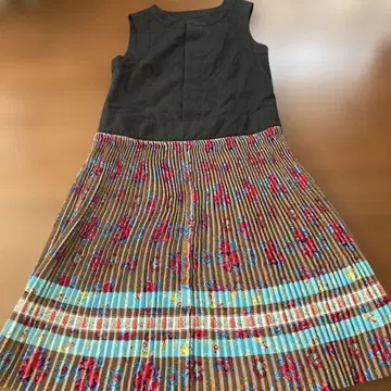 스나오 쿠와하라 슬리브리스 꽃무늬 플리츠 원피스