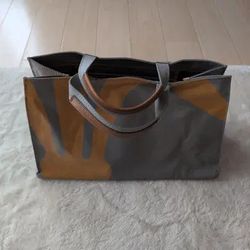 토트백 그레이와 오렌지 디자인