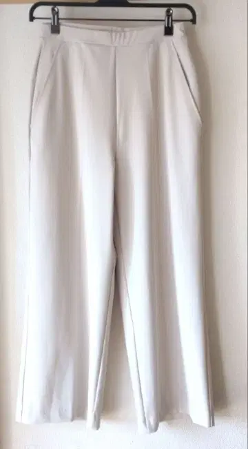 아리키 팬츠 옅은 베이지 와이드 팬츠 턱 포함