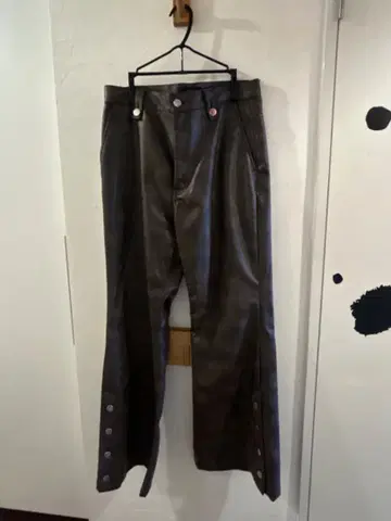 HARE 남성용 인조 가죽 사이드 버튼 팬츠