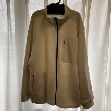 베이지 플리스 자켓 지퍼 포함