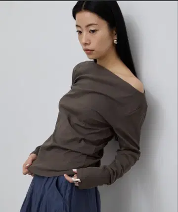 [ AIC. ] 2WAY 롱 슬리브 상의 그레이쉬 베이지