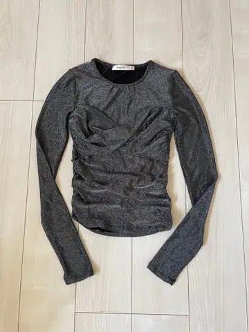 MOUSSY 다크 그레이 긴팔 상의 트위스트 디자인 개더 라메