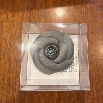그레이 꽃 모양 브로치 비쥬 포함