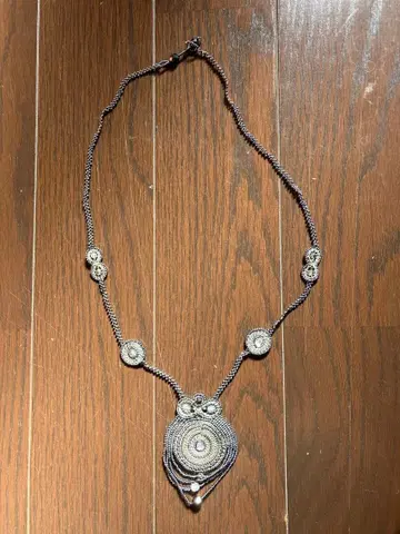 비즈 장식의 원형 목걸이