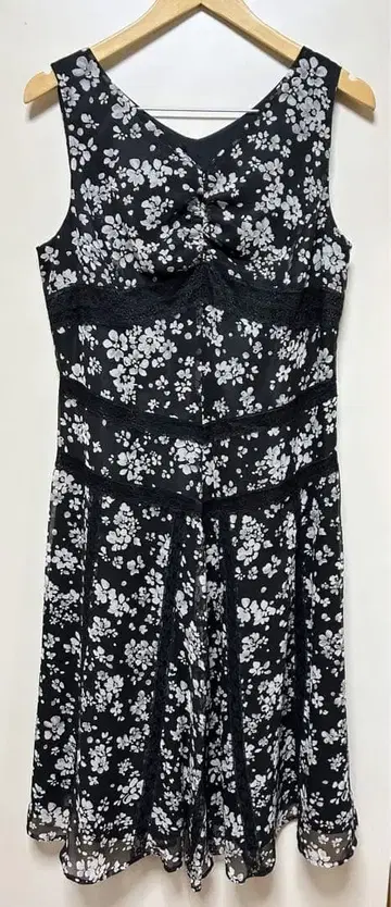 꽃무늬 슬리브리스 무릎 기장 원피스