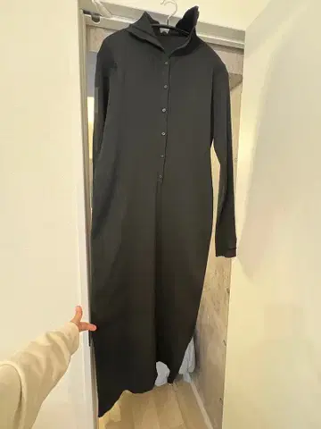 블랙 리브 하이넥 롱 드레스