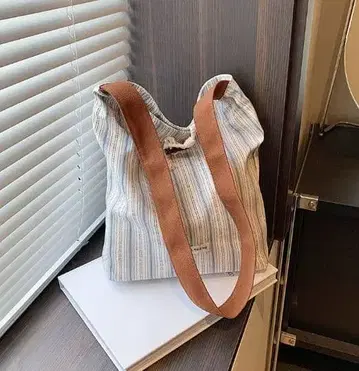 스트라이프 패브릭 소재 숄더백