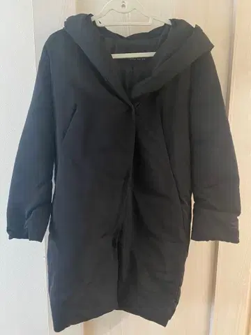 후드 부착 블랙 코트