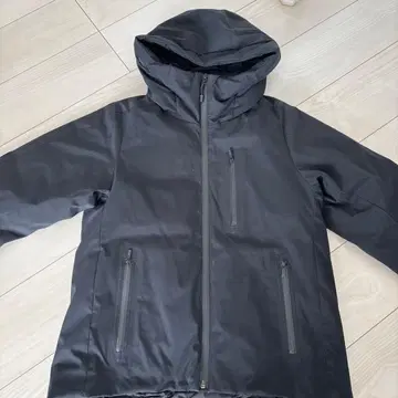 유니클로 하이브리드 다운 후드티 S 사이즈 블랙