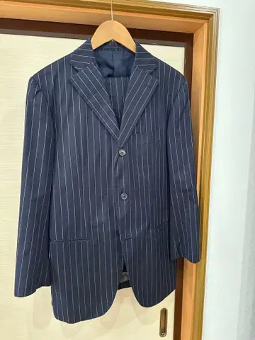 투모로우랜드 스트라이프 수트