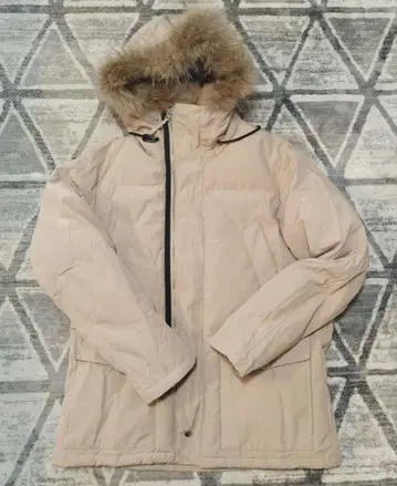 베이지 다운 자켓 퍼 포함