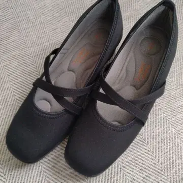 블랙 크로스 스트랩 웨지 펌프스