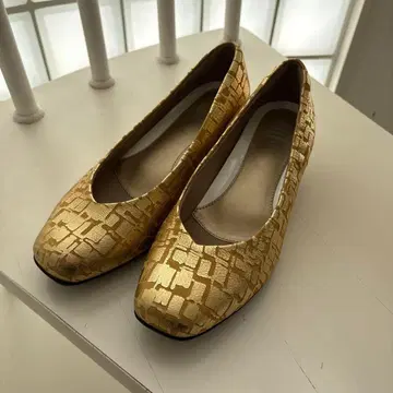 [ fitfit ] 골드 엠보싱 가공 펌프스 저힐