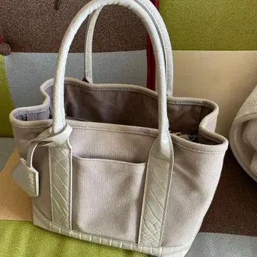 베이지 캔버스 핸드백